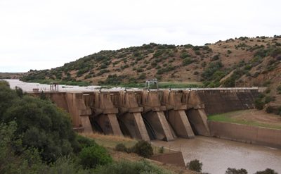 De Welbedacht-dam in de Caledonrivier, Vrijstaat, Zuid-Afrika